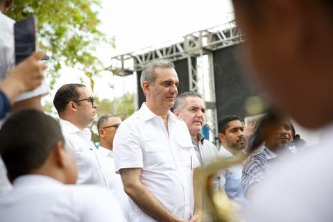 Abinader da primer palazo para construcción de muelle en Samaná y entrega más de 3 mil tarjetas de Supérate