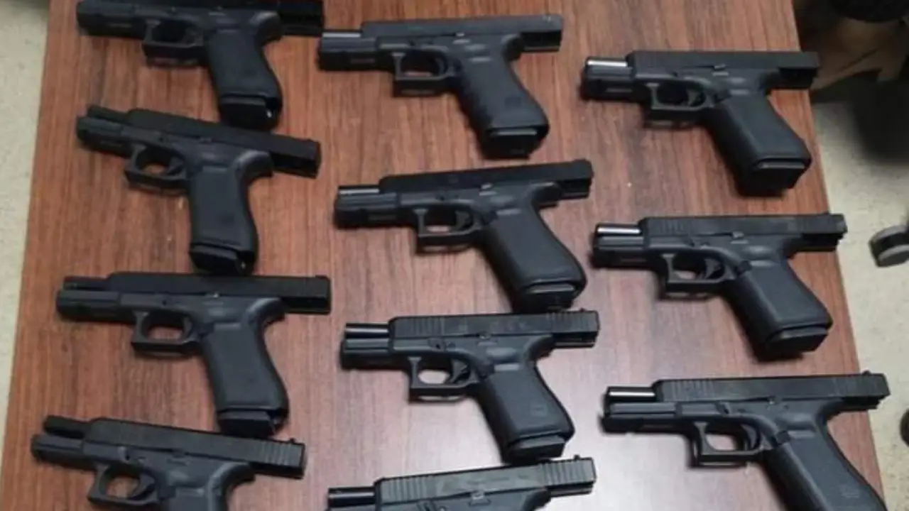 Ocupan 14 pistolas procedentes de EEUU durante allanamiento en Santiago