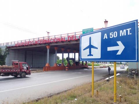 Hombres vestidos de policías atracan a una familia que llegó desde Estados Unidos por el aeropuerto Cibao
