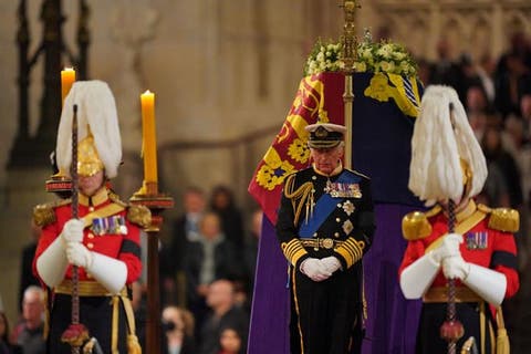 El rey Carlos III y sus hermanos despiden a Isabel II