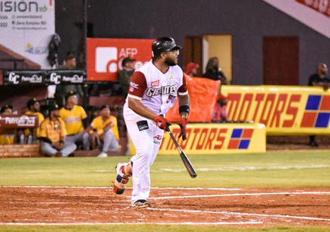 Espinal conecta cuadrangular y le da la victoria a los Gigantes