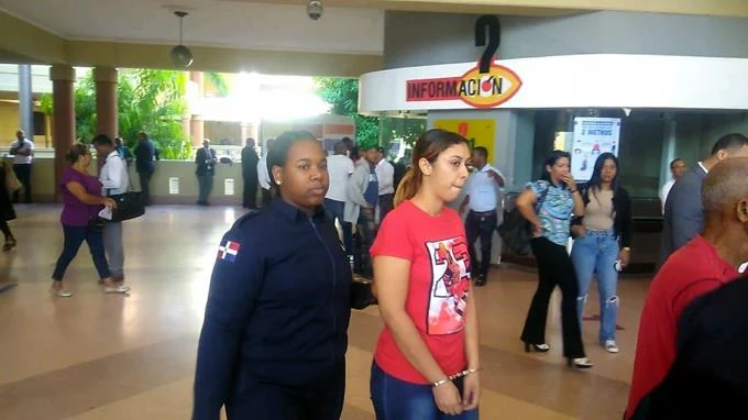 Mujer que destruyó cristales a vehículo de expareja recibe medida de coerción