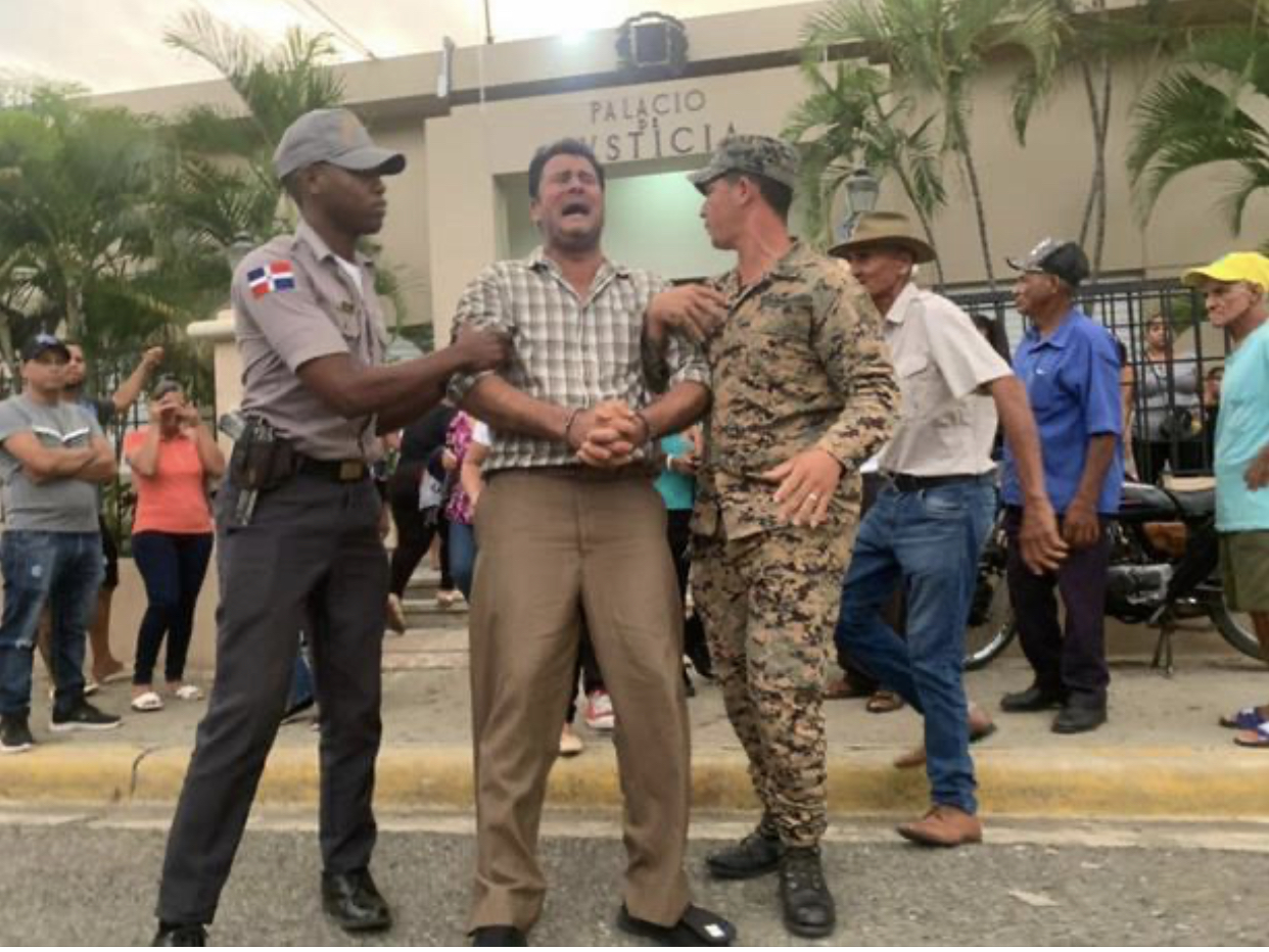 ¡A la cárcel! Profesor acusado de abusar sexualmente de su hija de 8 años