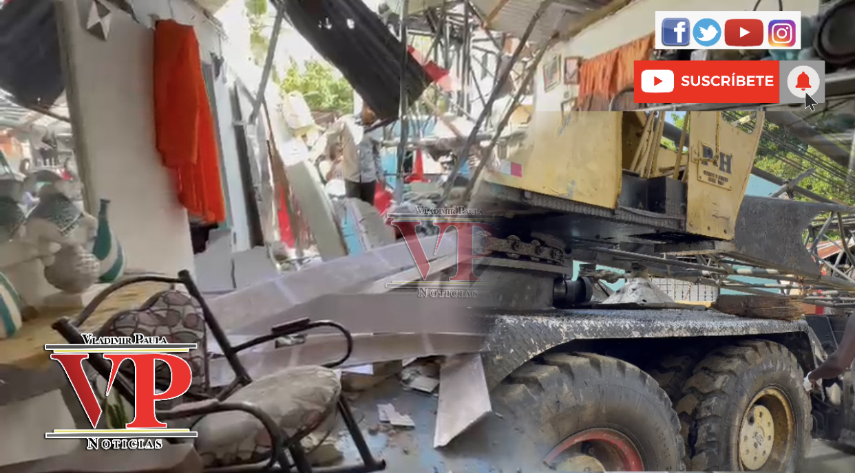 Grúa destruye varias  viviendas en el sector San Vicente SFM