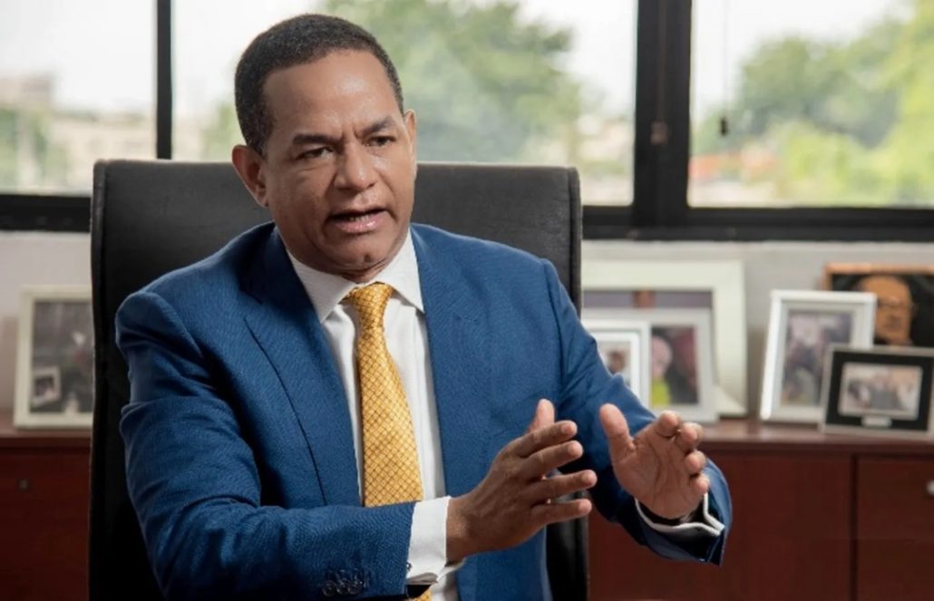 Julio César Valentín renuncia al PLD