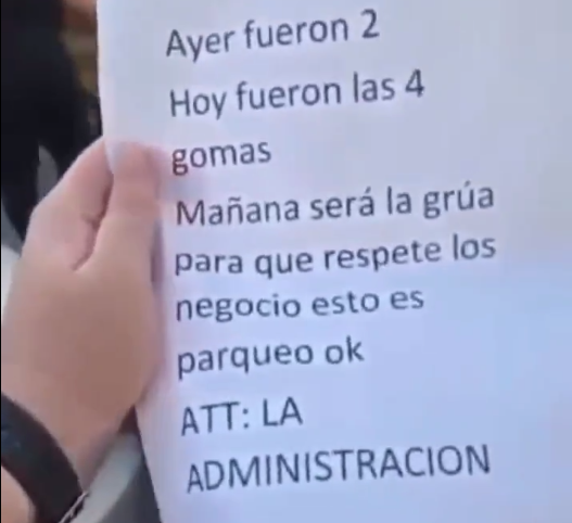 Le pinchan las cuatro gomas a vehículo de un hombre por parquearse frente a negocio en Santiago
