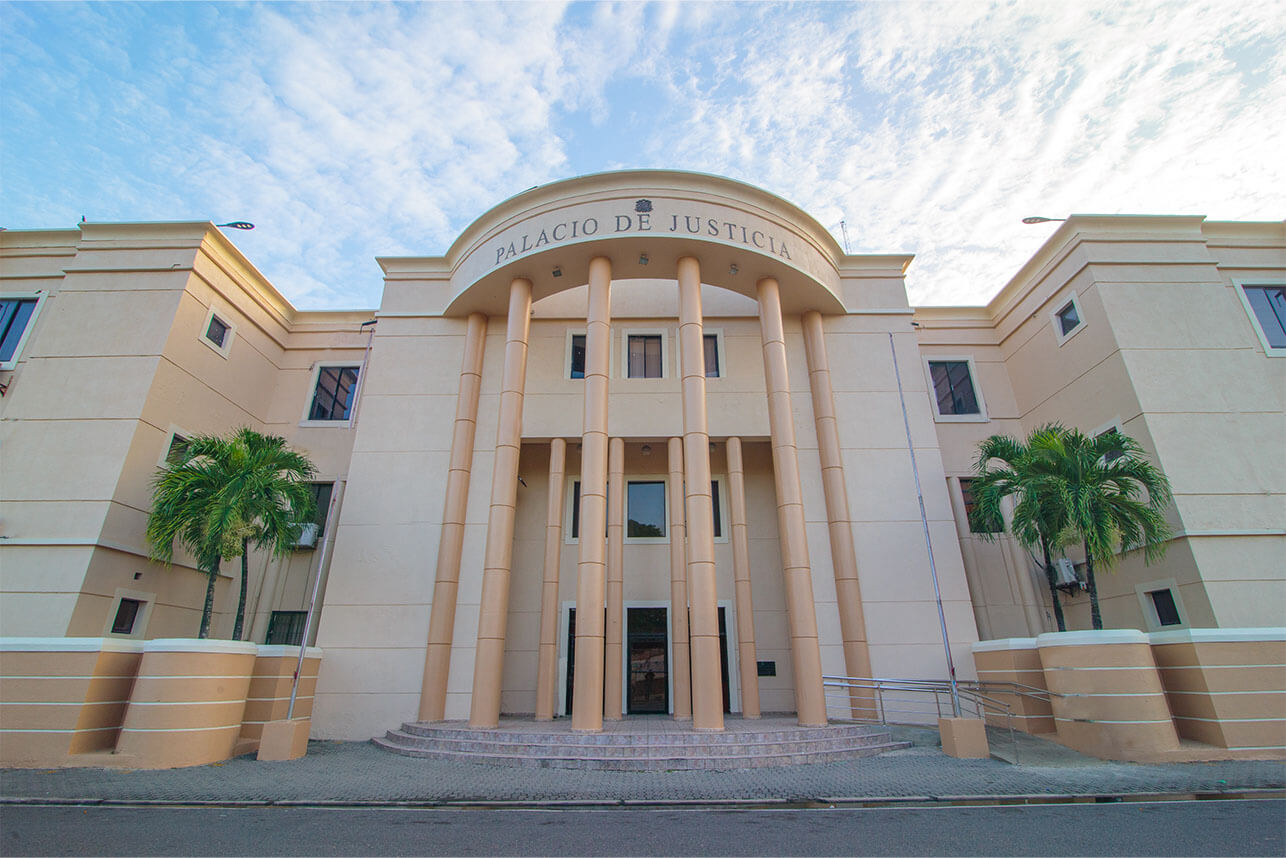 Imponen coerción a 5 hombres acusados de asesinar a otro en el parqueo de un banco en La Vega