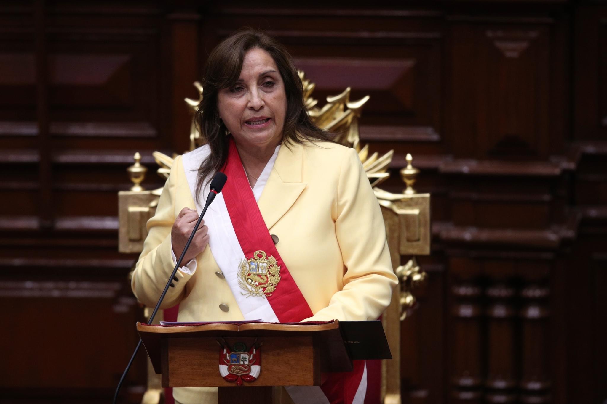 Primera presidenta de Perú gobernará sin apoyo parlamentario