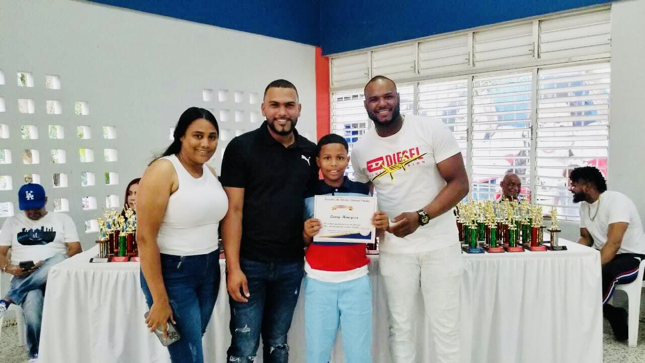 Liga Darinel Paula realiza premiación a casi 100 niños
