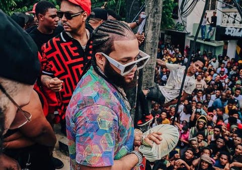 El Alfa sobre lluvia de billetes: «mejor preferimos regalar al pueblo todo el dinero que se iba a gastar en el video»