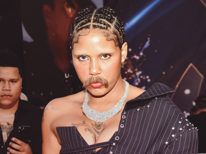 El bigote rubio de Tokischa en la alfombra de Premio Lo Nuestro 2023