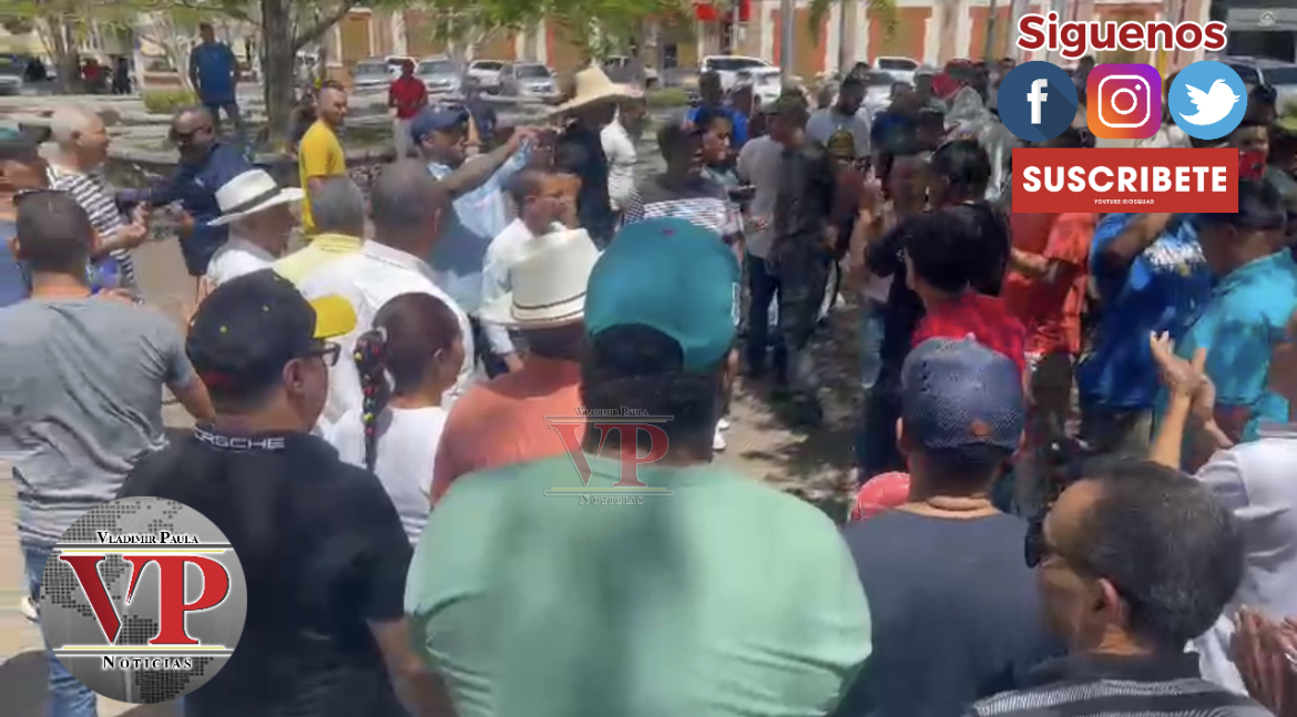 Decenas de ciudadanos se concentran en parque Duarte SFM rechazando llamado a huelga