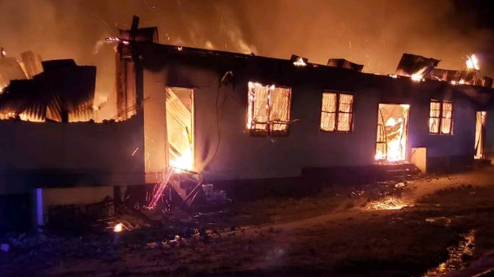 Porque le quitarle el celular alumna causó fuego donde murieron 19 jóvenes en colegio de Guyana