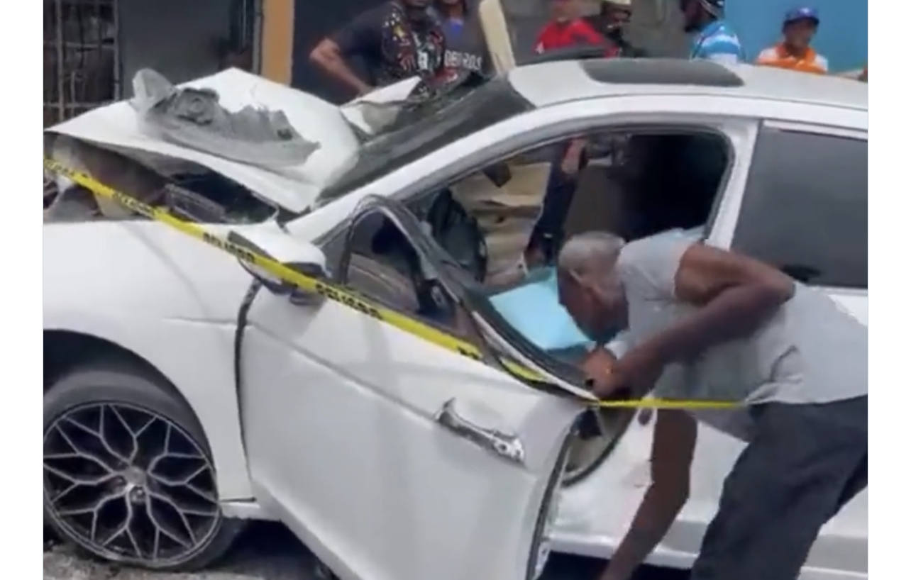 Mueren una embarazada y tres personas más tras vehículo chocar con poste de luz en Baní