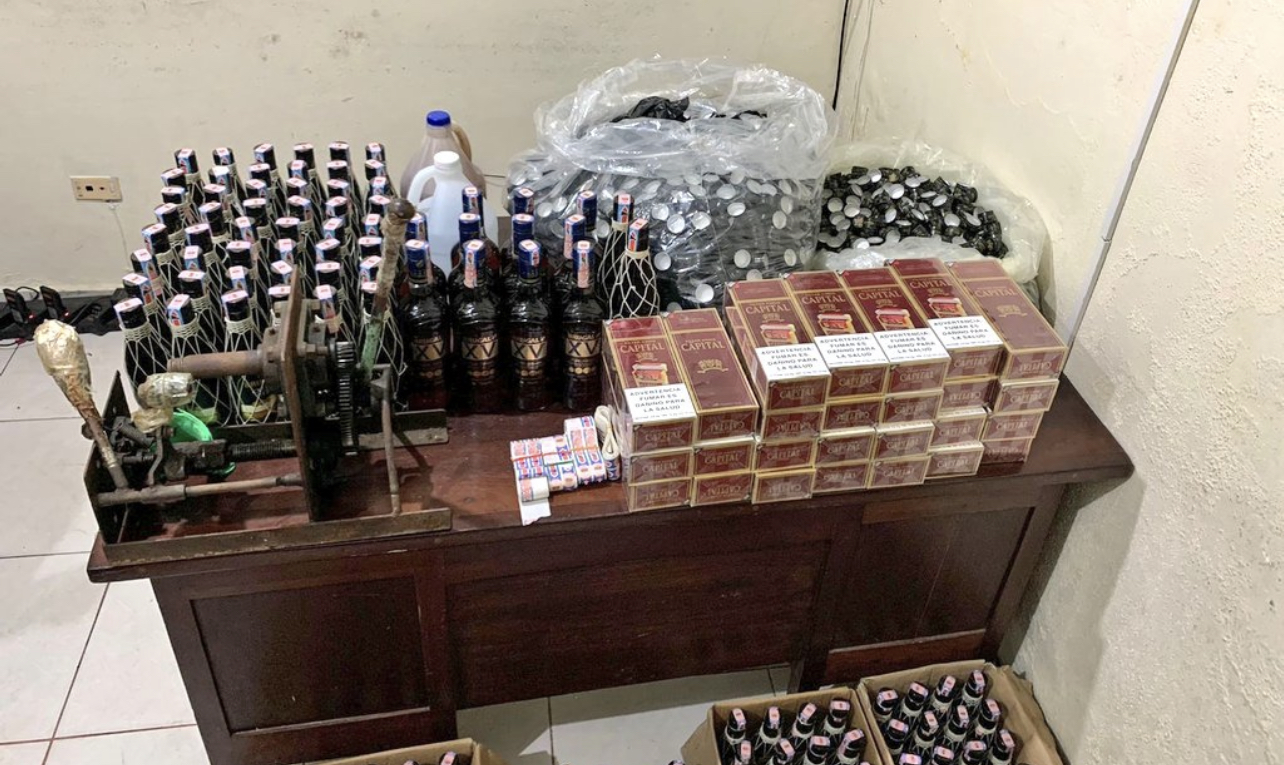 PN ocupa bebidas presuntamente adulteradas y cigarrillos de procedencia ilegal