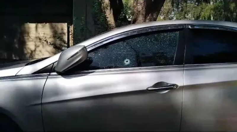 Desconocidos tirotean vehículo de comunicador en Santiago