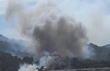 El humo del fuego en vertedero de Puerto Plata afecta a conductores