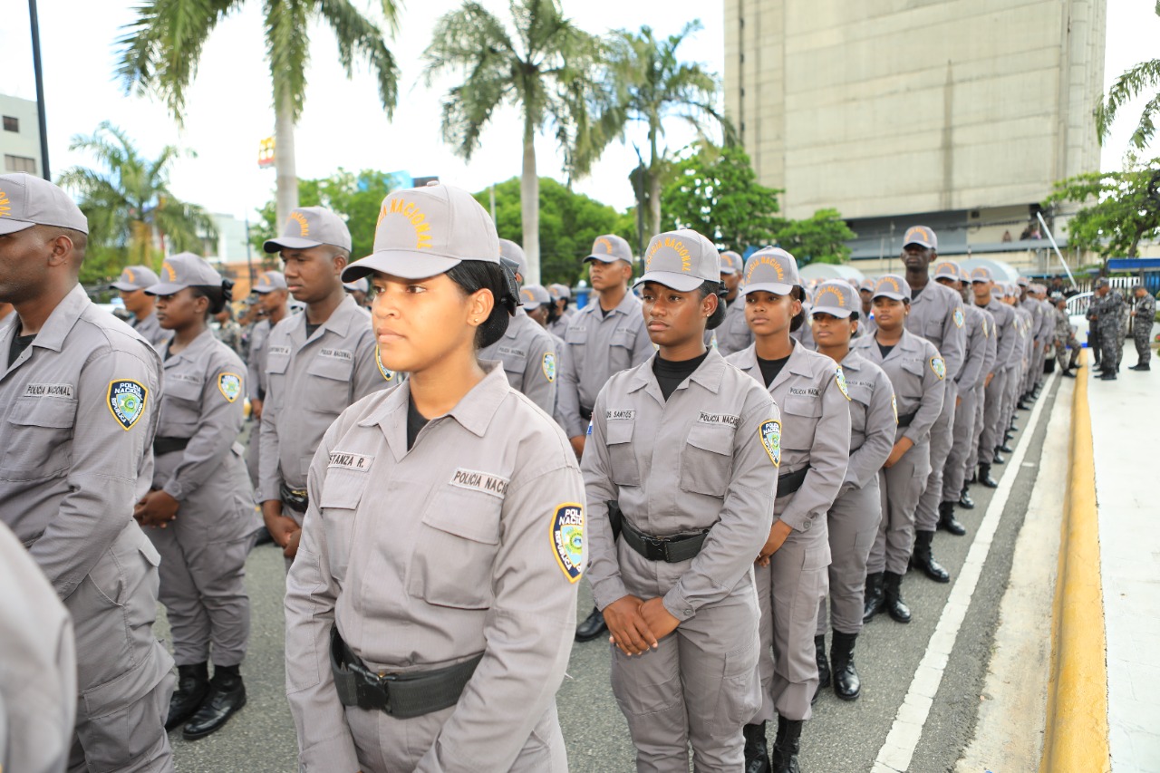 El uniforme de la Policía Nacional será azul y su lema «Para proteger y servir»