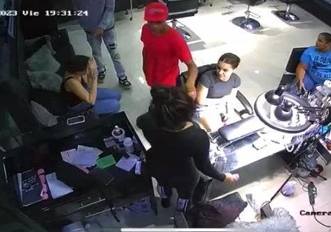 Asaltan salón de belleza y golpean su dueña