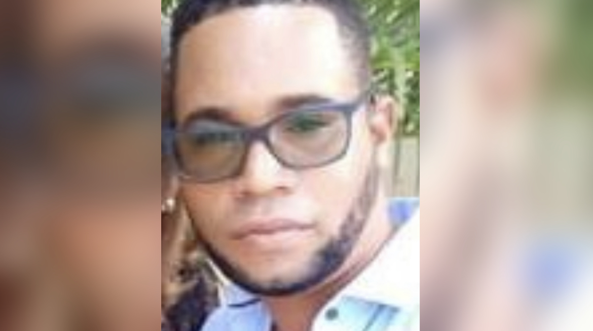 Desconocidos matan joven en la marquesina de su vivienda en Navarrete; era primo de Máximo Peralta