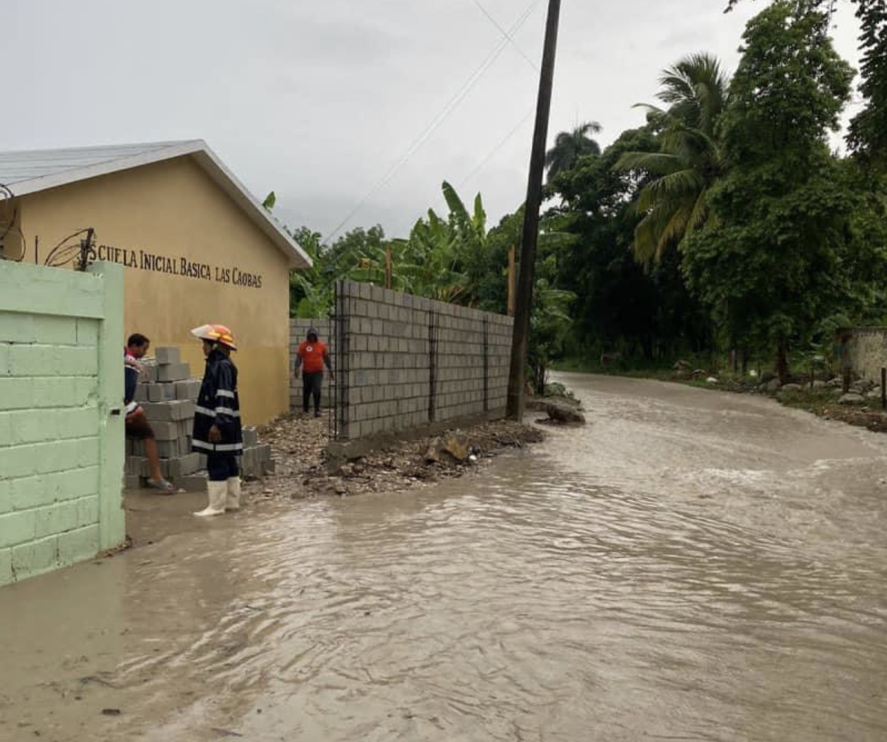 Evacuan familias y se inunda escuela en Barahona