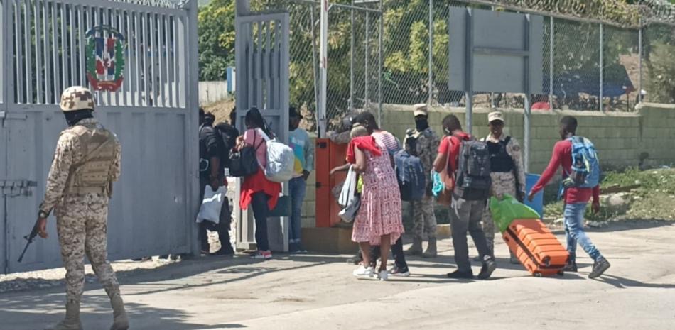 En Elías Piña permiten la salida de haitianos por una pequeña puerta fronteriza