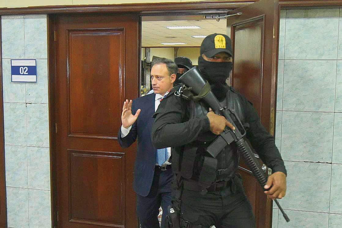 Jean Alain vuelve hoy a su oficina de trabajo