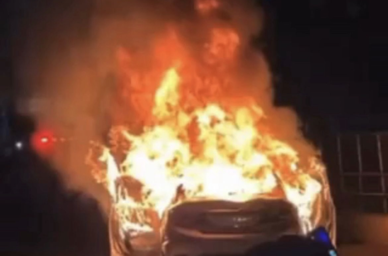 Dos niñas mueren atropelladas en San Luis, conductor se da a la fuga y comunidad prende el vehículo