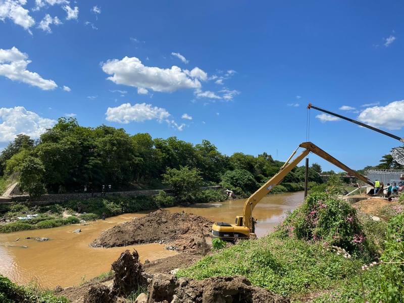 Avanzan trabajos en la toma de agua del canal La Vigía desde el río masacre