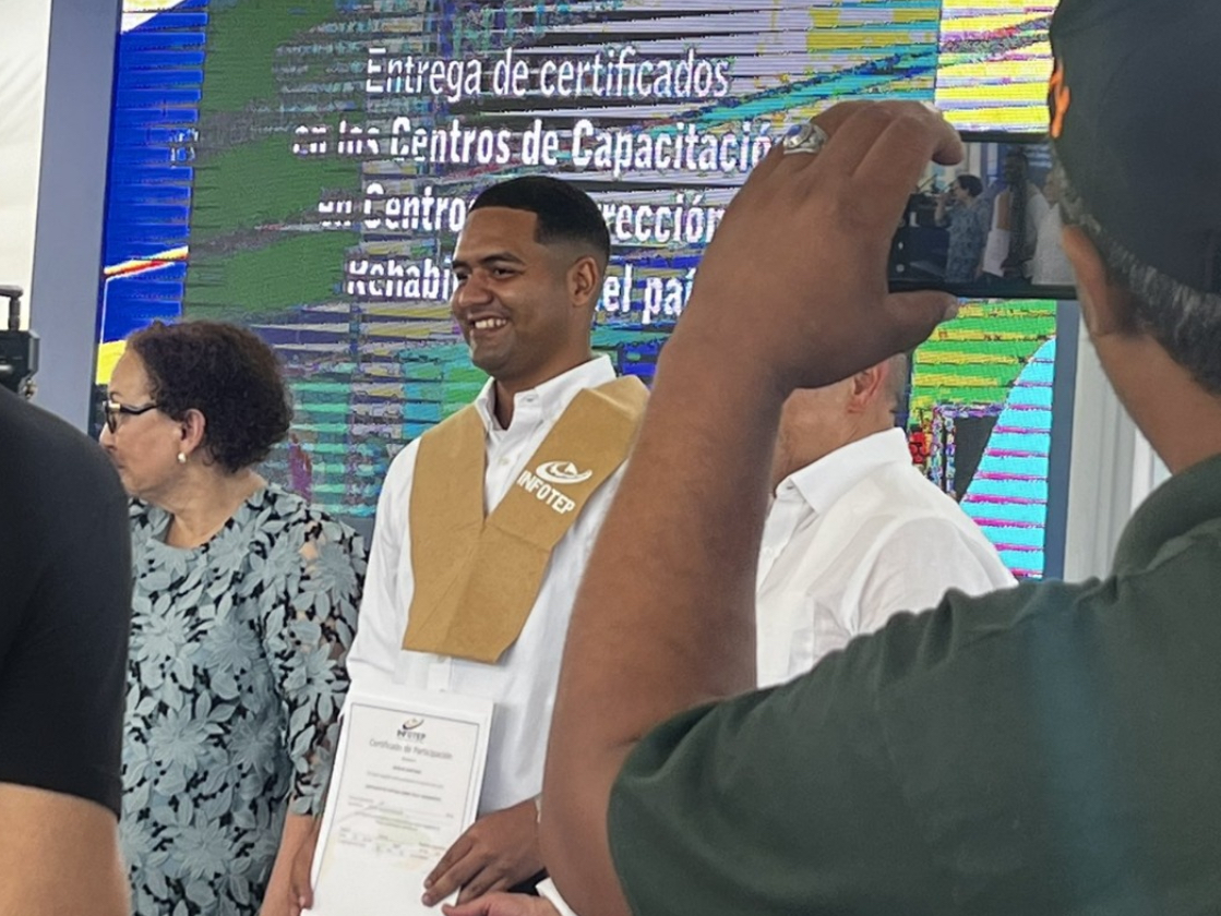 Marlon Martínez se gradúa desde la cárcel de Moca