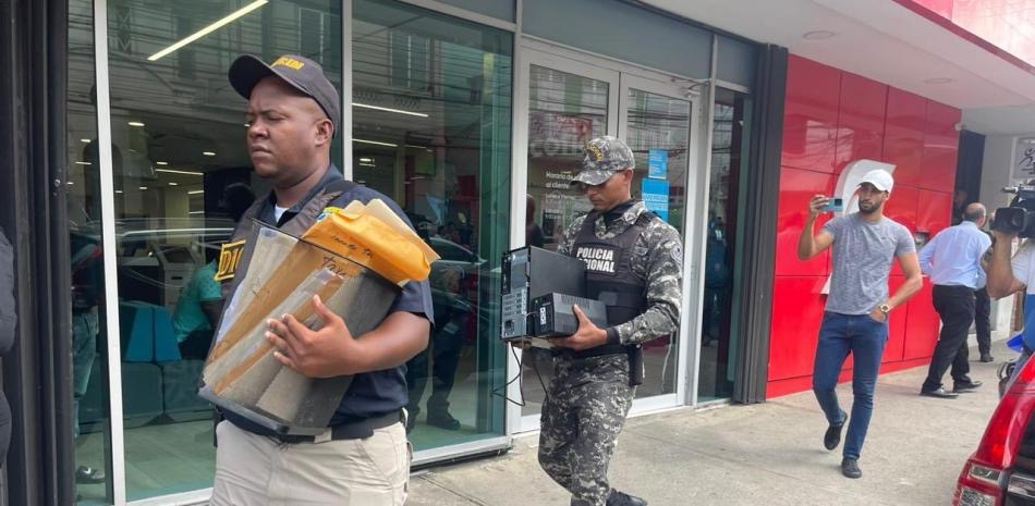 Fiscales y policías allanan oficinas en Santiago tras red falsificación de documentos públicos