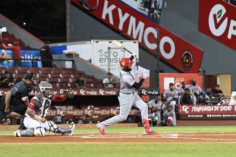 Caminero se despide en grande, guía Leones a vencer Gigantes