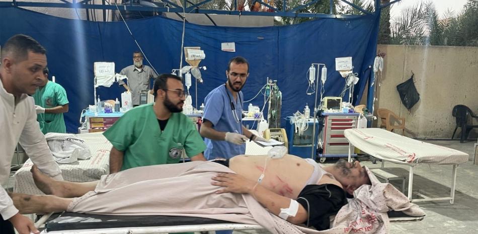 Hospitales de Gaza, muchos de ellos abarrotados y sin recursos, intentan mantenerse en pie