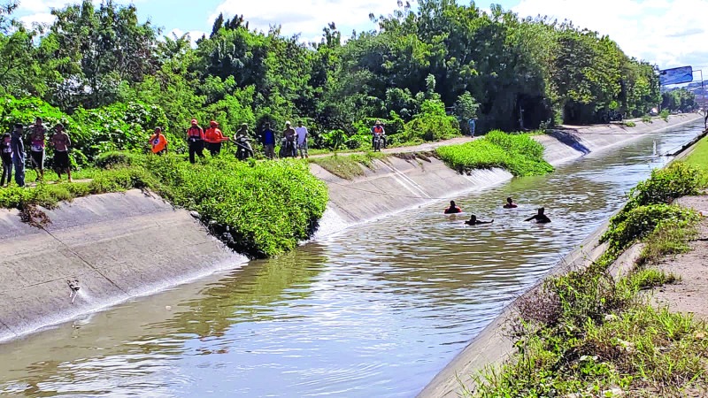 Identifican tres cuerpos encontrados en canal de riego de Santiago