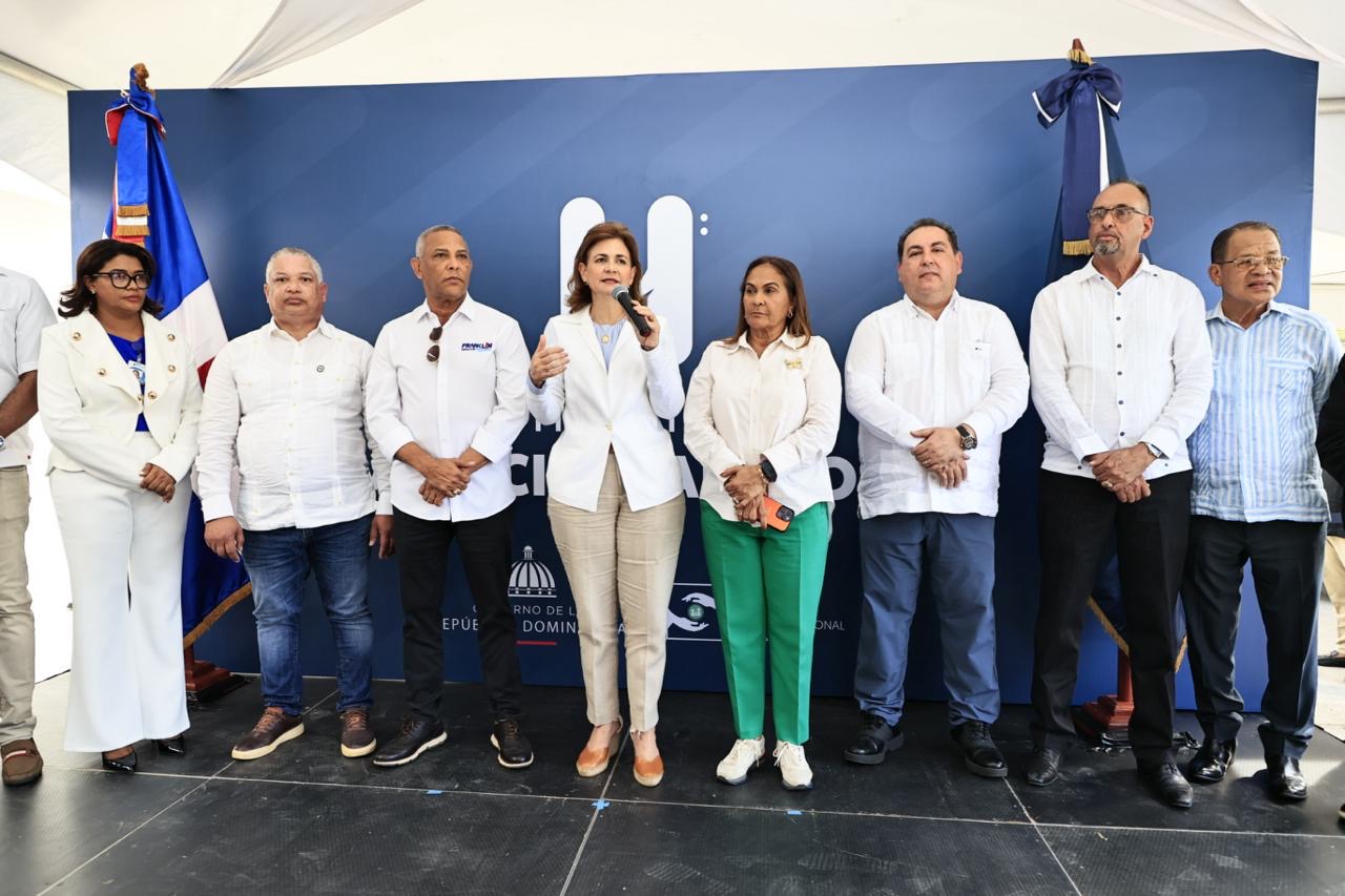 Vicepresidenta deja en funcionamiento dos obras de salud en Monte Plata y Arenoso