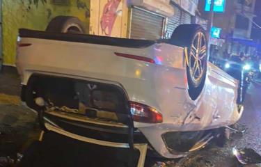Mueren dos motoristas tras ser embestidos por un carro en Santiago