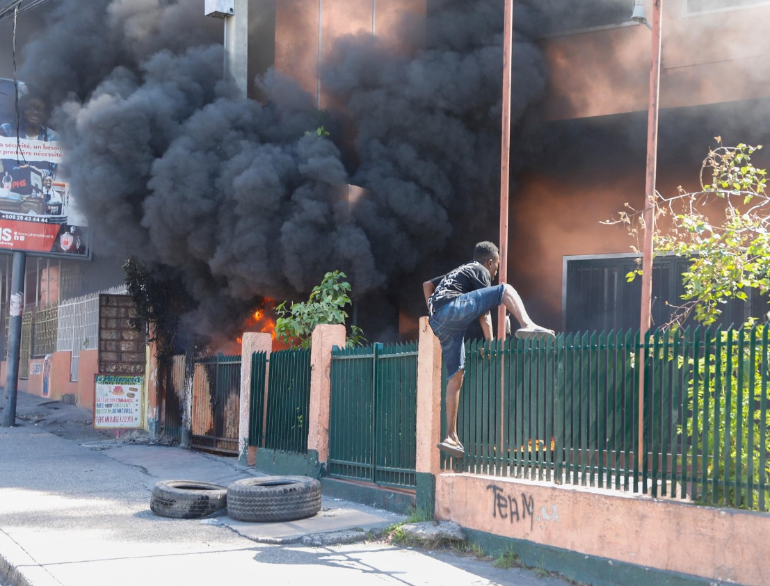 Embajada de Estados Unidos cancela citas y pide a ciudadanos salir de inmediato de Haití