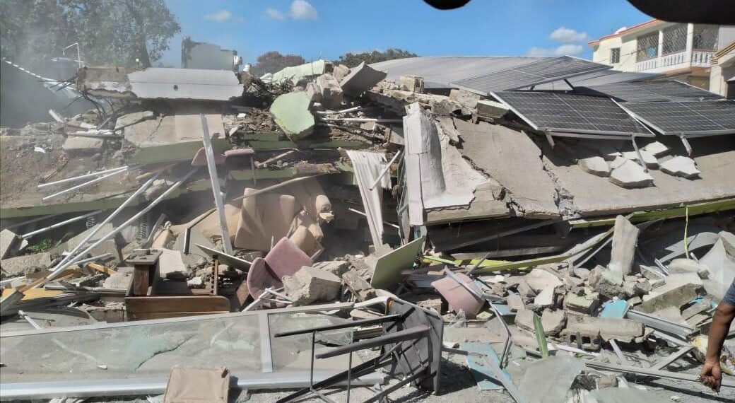 Tribunal ordena juico de fondo contra propietarios mueblería que colapsó, en La Vega