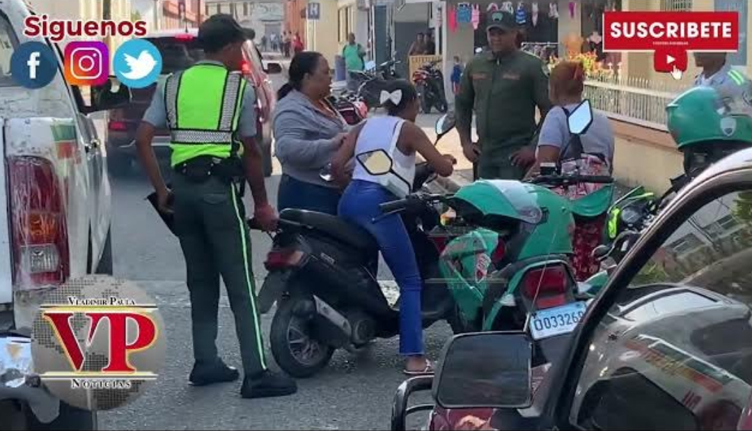 Mujer se enfrenta con agentes DIGESETT que la tenían retenida en SFM