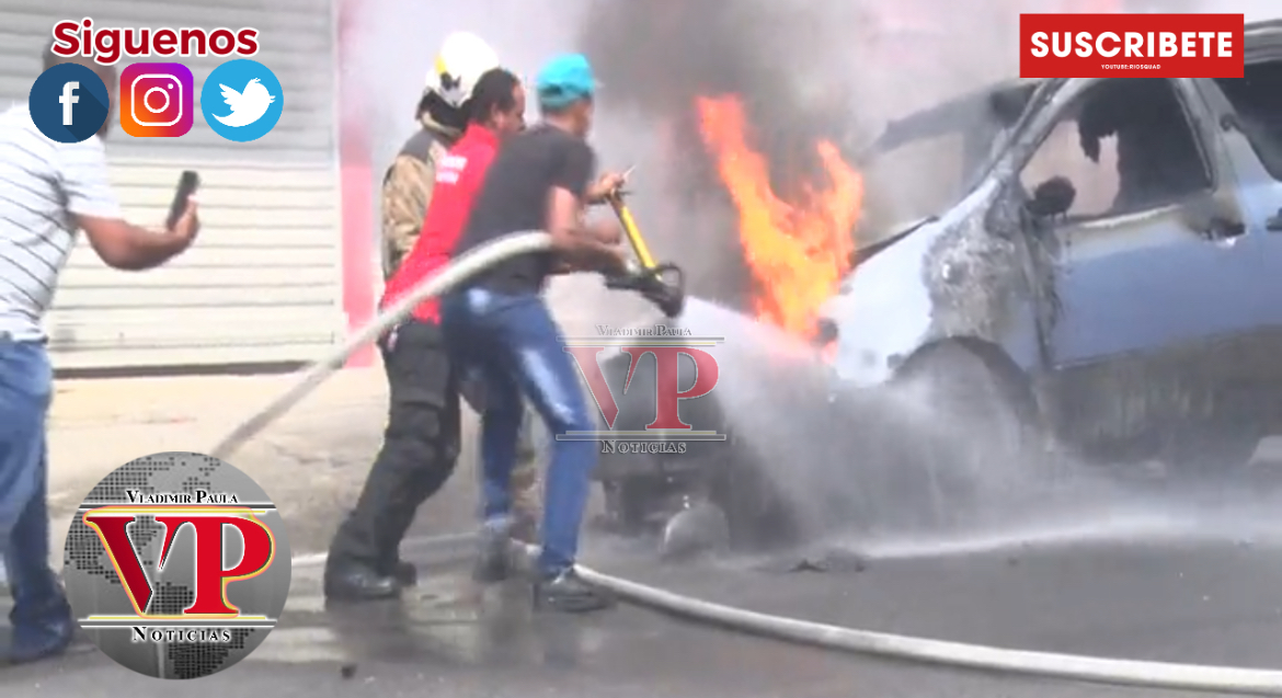 Vehículo se incendia en avenida Libertad de SFM