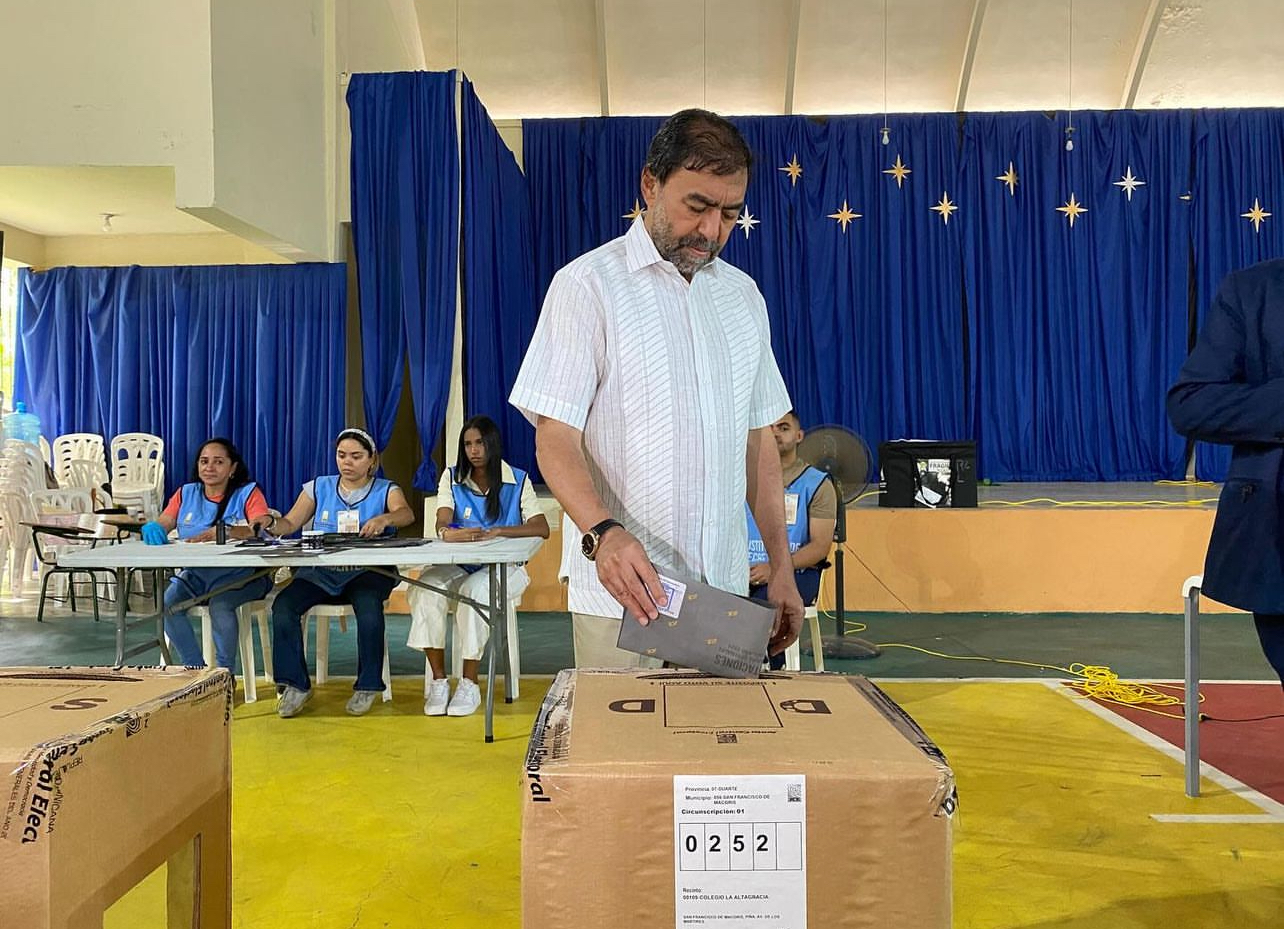 Olmedo Caba ejerce el voto en el colegio La Altagracia SFM