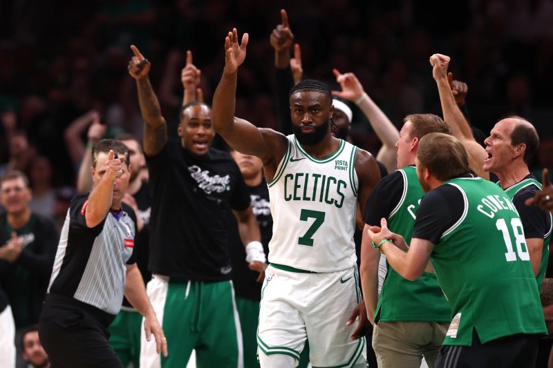 Brown arruina planes de Pacers