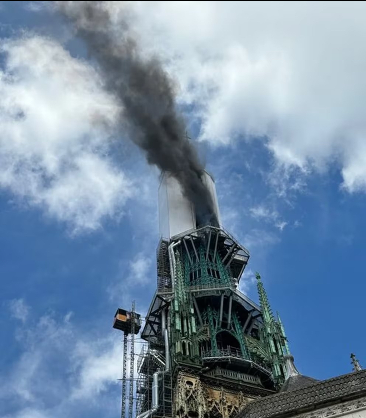 Se incendia la torre de la catedral de Notre Dame en Rouen, Francia