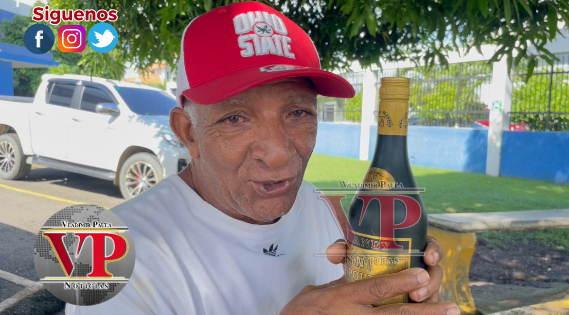 Diloné “El Dr. Collado” el hombre que en SFM vende las botellas que curan las enfermedades