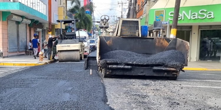 Ayuntamiento y Obras Públicas trabajan asfaltado de calles en SFM