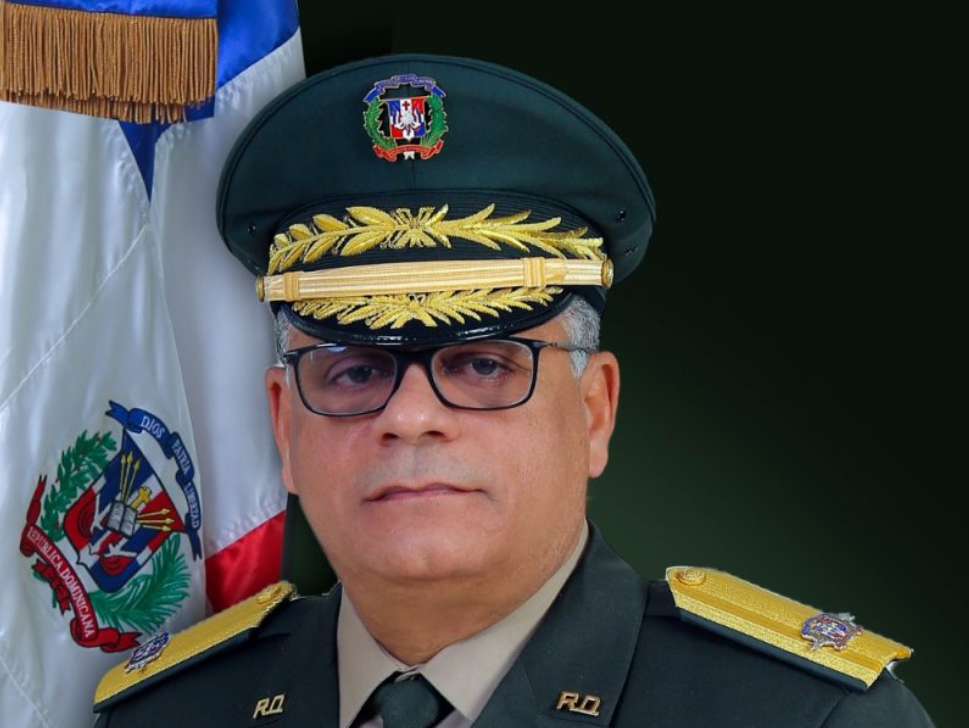 Designan al teniente general Carlos Antonio Fernández Onofre como ministro de Defensa