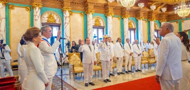 Abinader juramenta a nueve ministros; los demás se consideran confirmados en los cargos