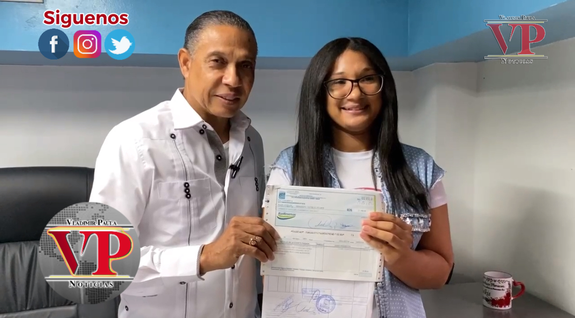 Alcalde Alex Díaz entrega colaboración a estudiante universitaria para su graduación