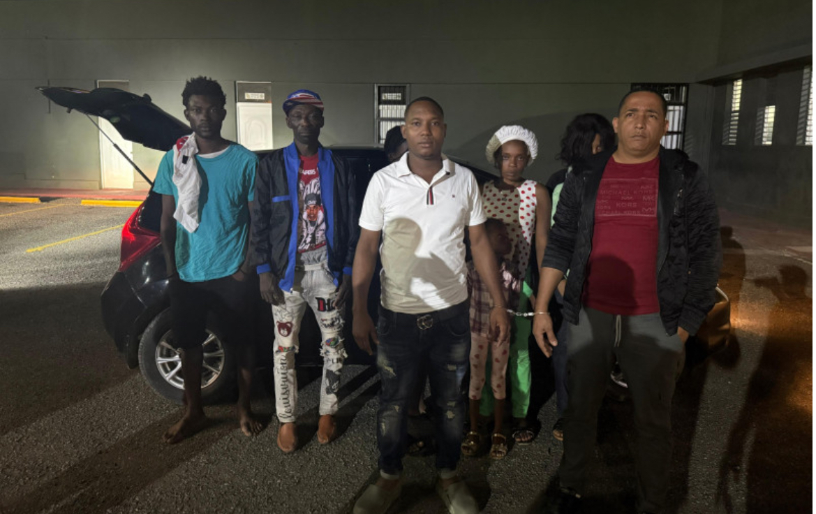 Ejército detiene a varios hombres vinculados a una red de tráfico de indocumentados en el Sur