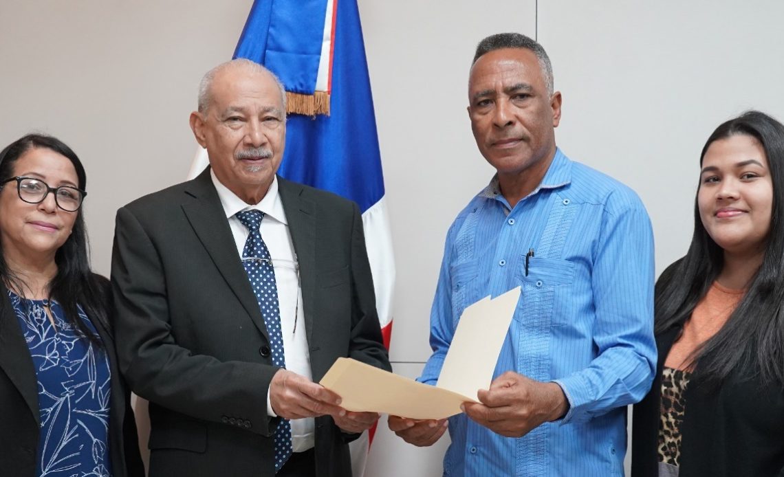 Padres y estudiantes podrán evaluar a los maestros y personal docente este año